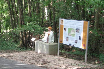 Statue und Schild an der Götterallee
